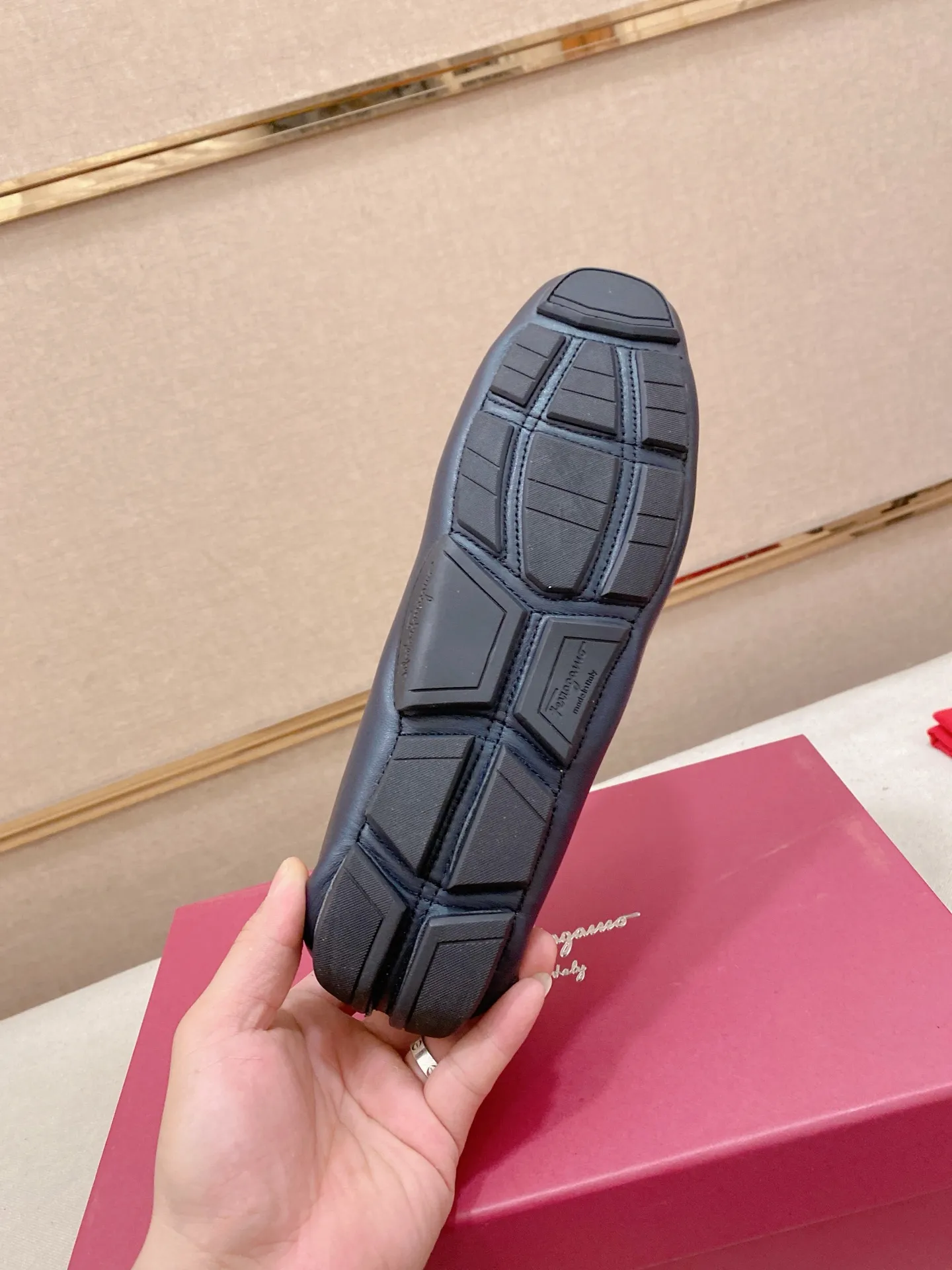 Factory price: 540💰High-end quality! Ferragamo🆕🆕Exclusive hot-selling products in stock🔥🔥New products on the shelves, high-quality Ferragamo men's pea shoes, high-end casual driving shoes, with complete packaging! 💪 💪 Material: imported first-layer cowhide 🐂 + imported high-quality water-dyed cowhide lining + wear-resistant outsole 👍🏻👍🏻 Features: high-end and comfortable, purely handmade 🚀 🚀 Create the perfect shoe that suits you best 🔥 🔥 Size: (38-44) 45 standard size can be customized!